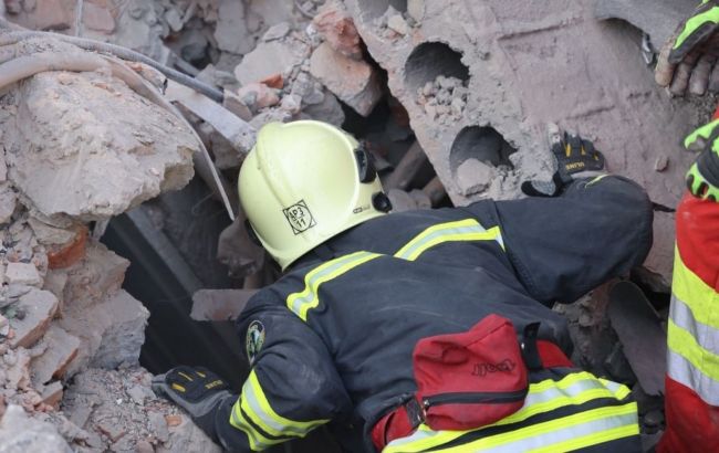 Атака на Чернігів: рятувальники дістали з-під завалів тіло загиблого