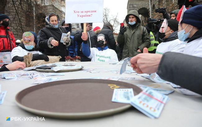 Под Офисом президента протестуют из-за сотрудничества с МВФ