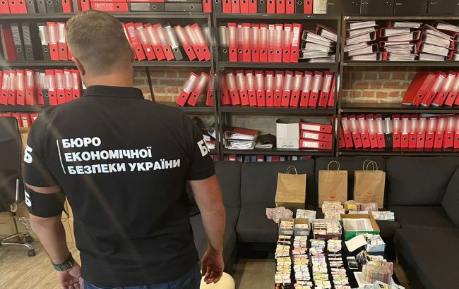 У Львові обшуки. Працівники популярної мережі ресторанів отримували зарплату у конвертах