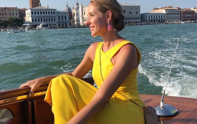 Хвилюючі вигини: Катя Осадча в бікіні показала фігуру під шум хвиль