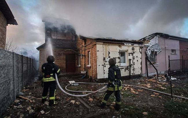 Під ударом 3 райони, є поранений. Поліція показала наслідки атаки РФ у Київській області