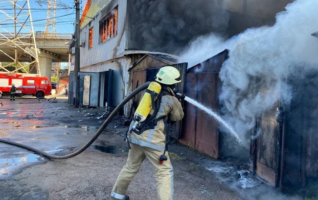 Горят школы и ТЦ. Оккупанты массировано обстреливают Луганскую область