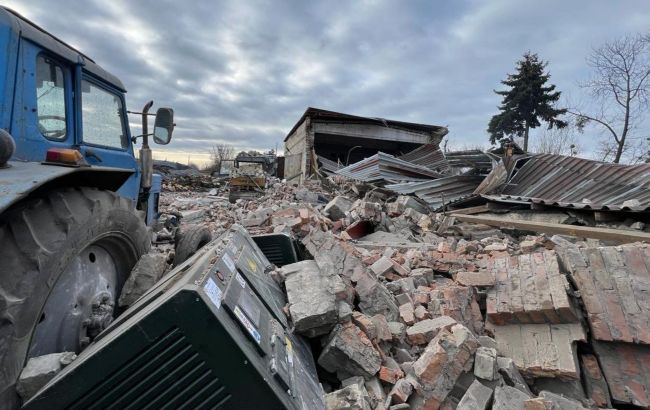 РФ вдарила по підприємству у Новомосковську: потрощена майже вся техніка