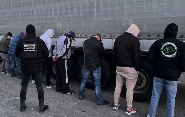 Искали "клиентов" по всей Украине: на Закарпатье разоблачили канал переправки мужчин за границу