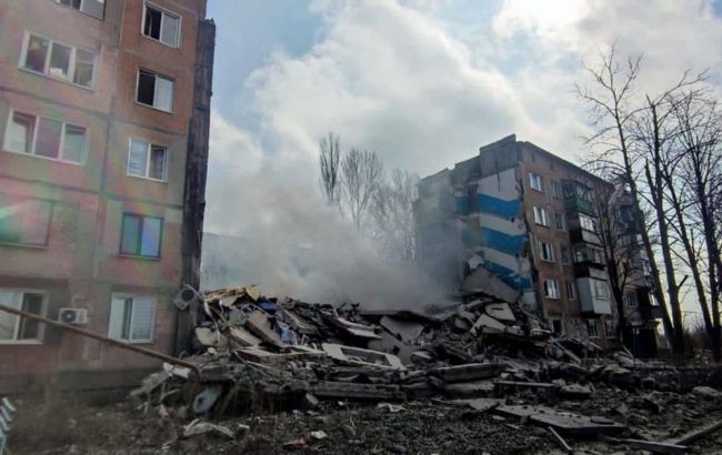 Військові РФ завдали ракетного авіаудару по двох багатоповерхівках в Авдіївці (фото)