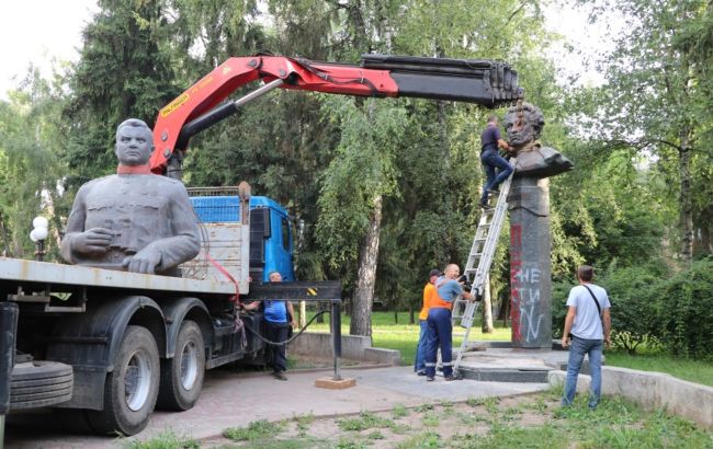 Декомунізація в дії. У Полтаві знесли пам'ятники Пушкіну та Ватутіну