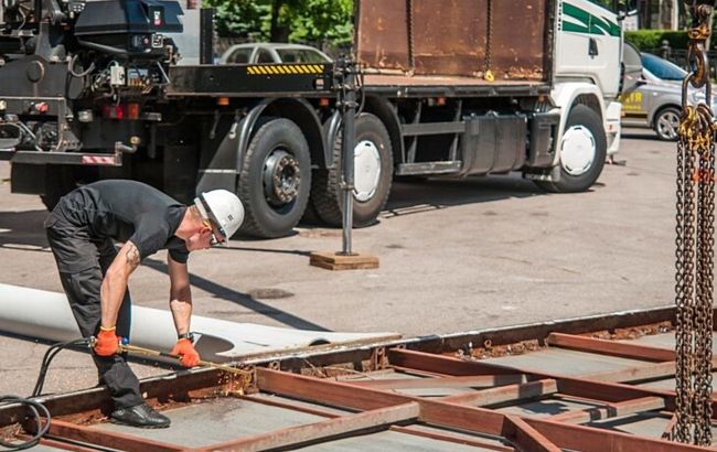 У Дніпрі підприємці самостійно демонтують рекламні конструкції