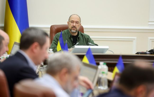 Выехавших за границу украинцев будут лишать выплат: о чем речь