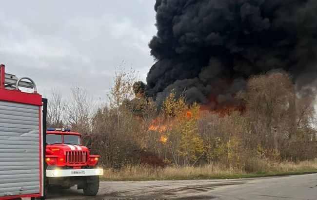 У російському Шебекіно біля України сильна пожежа. Дим видно з Бєлгорода