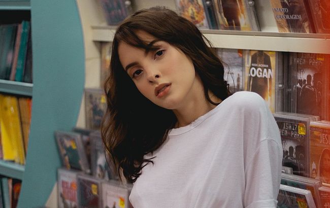 Как обыграть белую футболку: стилист поделилась хитростями для модниц