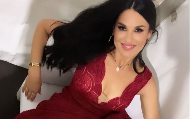 В коротких шортах і "зміїному" платті: Маша Єфросиніна підкорює курортними луками