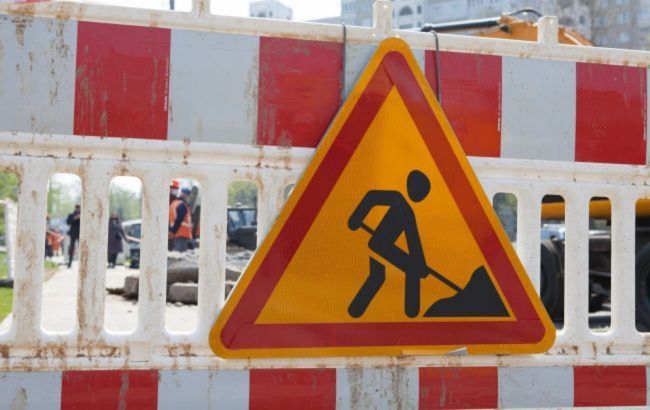 У Києві на одній з вулиць провалилася дорога: рух транспорту обмежено