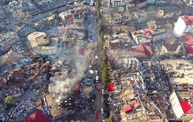 У Туреччині видали ордери на арешт понад 100 забудовників після сильного землетрусу