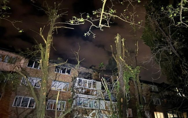 Внаслідок обстрілу РФ у Києві пошкоджено 9 будинків, школи та медзаклад