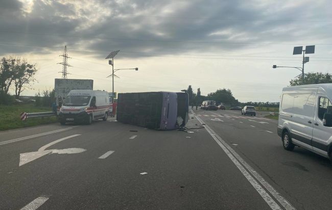 У Київській області легковик зіткнувся з автобусом: багато постраждалих