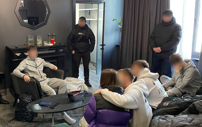 Полицейские проводят обыски у организаторов пьяных вечеринок, на которых унижали девушек