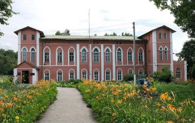 В Пархомовке начали ремонт дороги к музею с работами Пикассо и Малевича