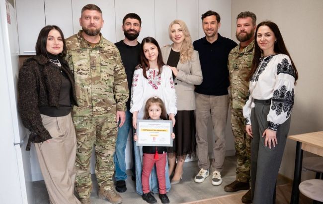 Ахметов передал квартиру освобожденному из плена азовцу Афендикову