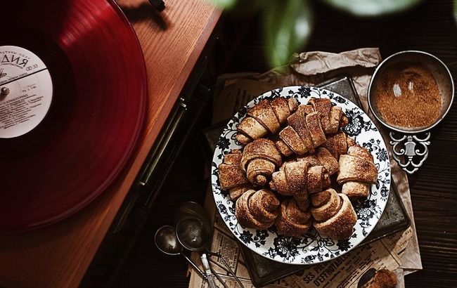 Хрусткі і ароматні: рецепт приголомшливих рогаликів з корицею