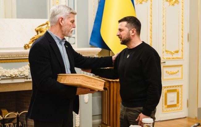 Президент Чехії подарував Зеленському легендарний пістолет CZ 75