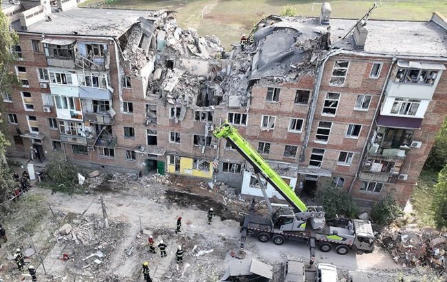 Обстріл Миколаєва: з-під завалів дістали ще одну загиблу