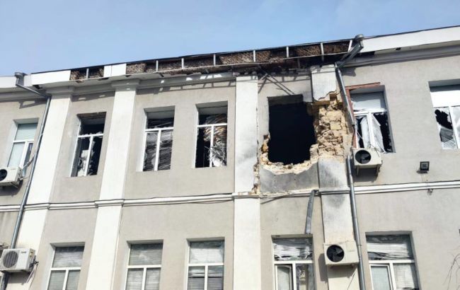 Ранковий обстріл Херсона: з'явилися фото наслідків