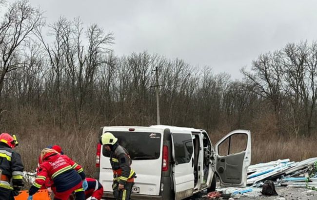 Під Ізюмом сталася потрійна аварія: багато жертв та поранених (фото)