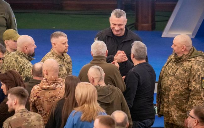 Кличко вручил медали добровольцам и рассказал, сколько киевлян сейчас на фронте