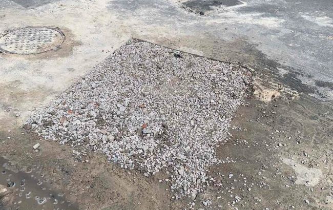 У Києві на бульварі Павла Вірського засипали провал: рух авто відновили