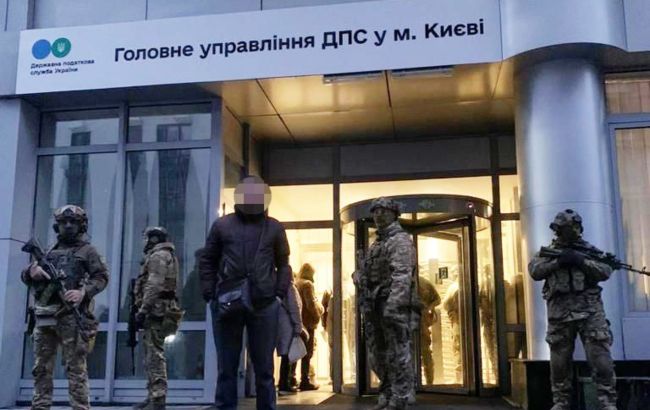 Три квартиры и элитные автомобили. Руководителя киевской налоговой разоблачили на многомиллионных сделках