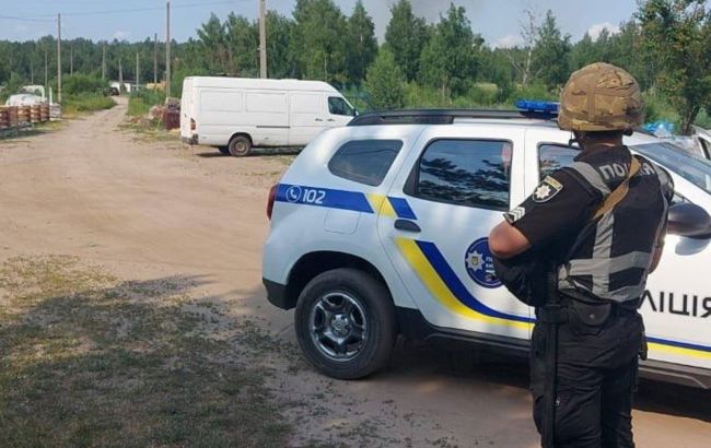 Під Києвом відбувається масова детонація боєприпасів через ракетний удар росіян (відео)