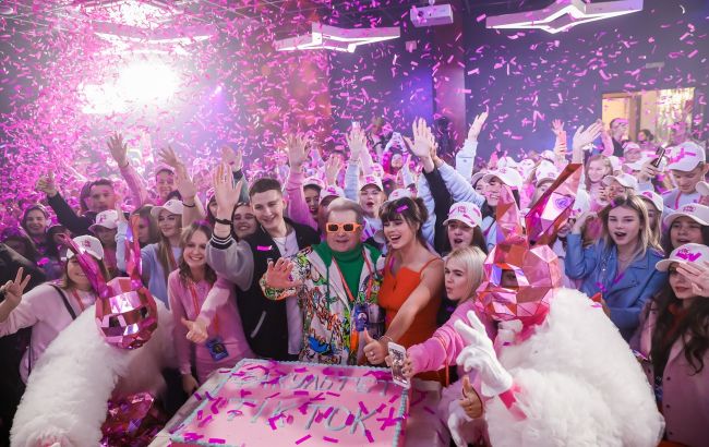 Поплавский вручил студенческие билеты будущим ТікТокерам