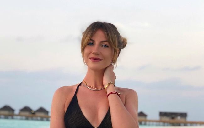 Леся Нікітюк в "пітоновому" купальнику влаштувала спекотні танці біля басейну