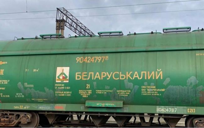 Стояли в порту Фірташа. В Україні арештували вагони Росії та Білорусі з добривами