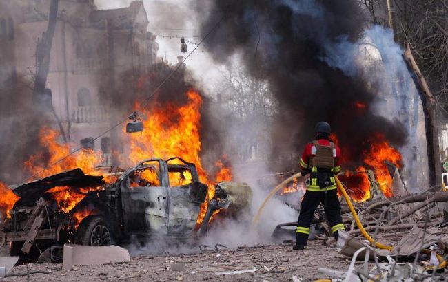 У Сумах зросла кількість поранених після удару РФ: рятувальники розбирають завали