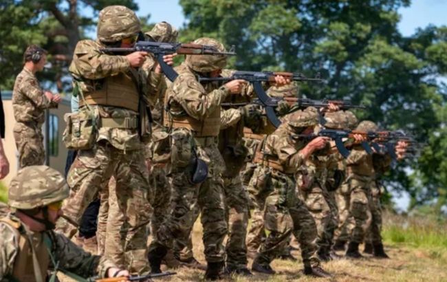 Британия закупила автоматы АК для тренировок украинских военных