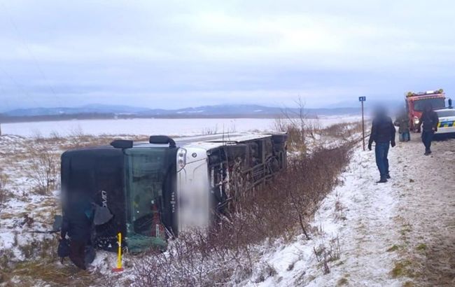 На Прикарпатье перевернулся автобус: есть погибший, 16 человек пострадали