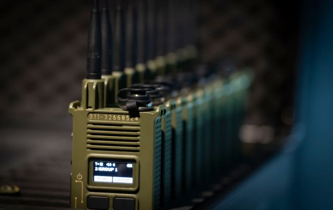 Український виробник рацій виконав перше держзамовлення для країни НАТО: що відомо