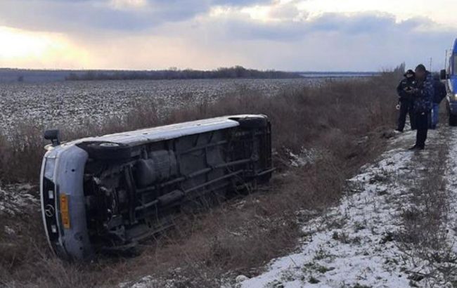 В Запорожской области опрокинулся автобус с 20 подростками-спортменами