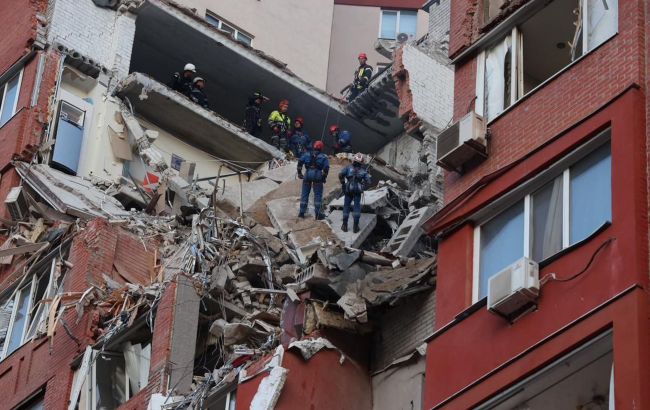 У Дніпрі рятувальна операція продовжується: що відомо на ранок (фото)