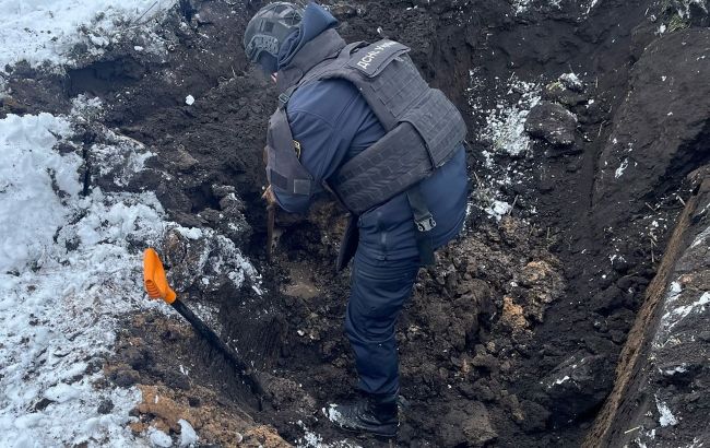 Саперы уничтожили две неразорванные авиабомбы, которые РФ сбросила на Харьковскую область (фото)