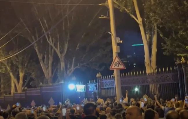 У парламента Армении собрались сотни людей: требуют отставки Пашиняна