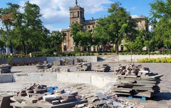 Окупанти розібрали та вкрали фонтан в Маріуполі