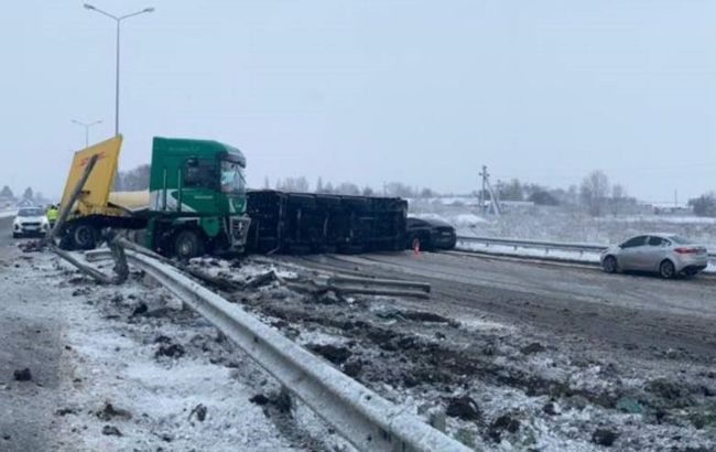 На трасі під Полтавою перекинулася вантажівка: рух тимчасово обмежений