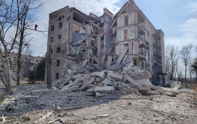 Обстріл Авдіївки: окупанти влучили в готель та будівлю суду