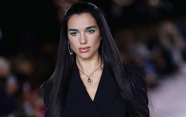 Перевести стрелки: Дуа Липа, Хантер Шефер и другие показали трендовый яркий макияж глаз 2022