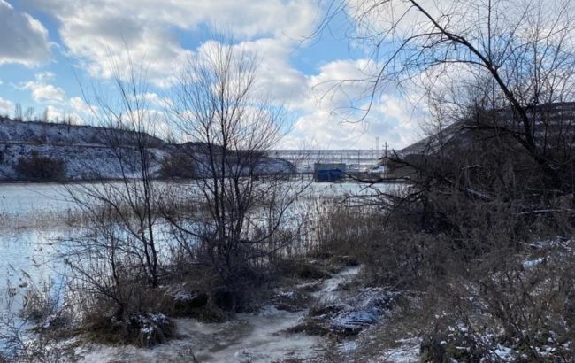 В Кривом Роге на металлургическом комбинате прорвало дамбу, откуда вытекла грязная вода