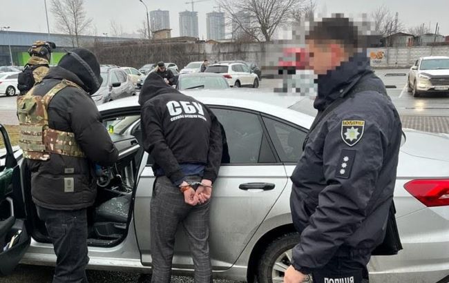 "Продавали" український паспорт росіянці. У Києві викрили зловмисників