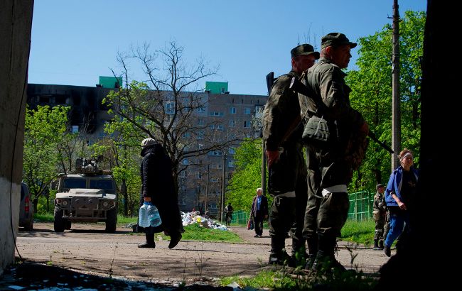 Сезон "полювання" відкрито. У Маріуполі окупанти "виловлюють" бюджетників