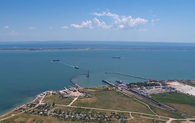 Удар по Керченській поромній переправі: ЗМІ показали фото пошкодженого російського судна